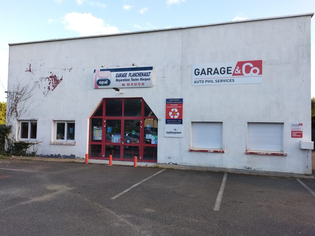 Façade garage automobile entre Angers et Saumur